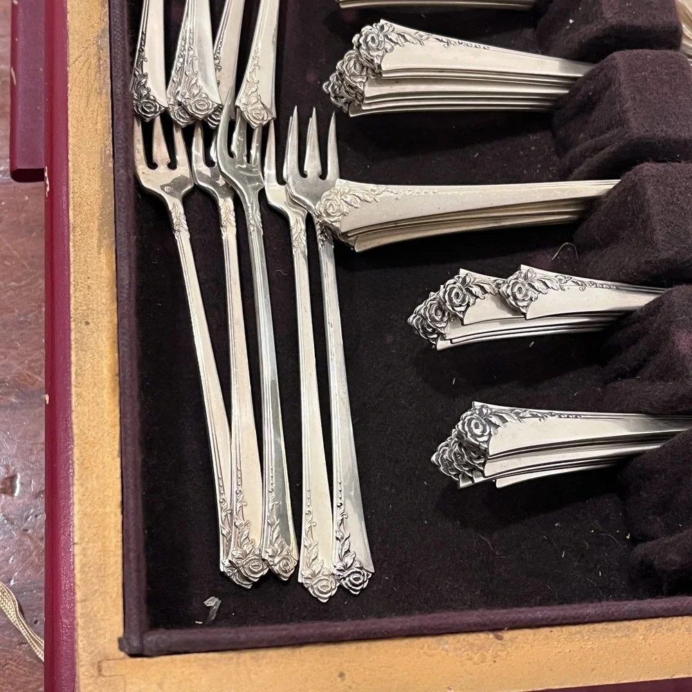 Damask Rose by Oneida Sterling Silver Flatware Set For 12 Service 96 pieces, Box